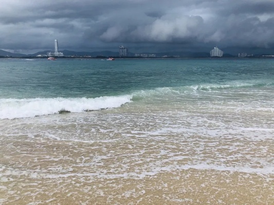 三亚未来15天有台风吗（三亚显示一直下雨 能去玩吗）